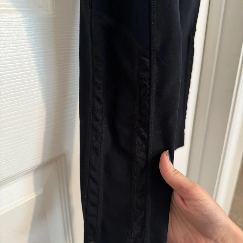 Black Leggings with Pockets - Picture 4 of 7
